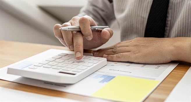 有人妻贴文抱怨，称老公姐姐要求婚后同住得均分水电费，直言婆家根本把她当外人。（示意图／Shutterstock）