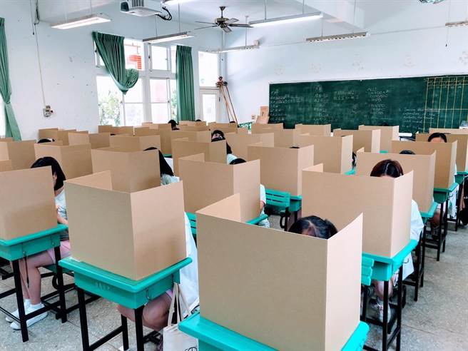 國中會考15、16日登場，提供每位考生折疊式用餐隔板。（曹婷婷攝）