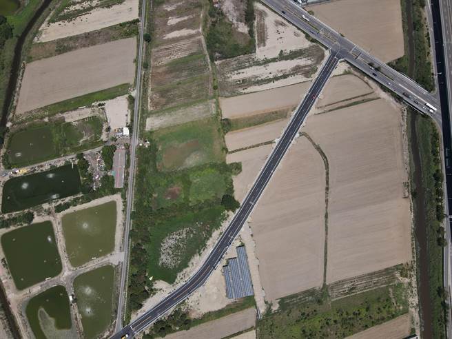 学甲南53线拓宽完工，南往市道174线、北往台19线更便利。（南市府提供／张毓翎台南传真）