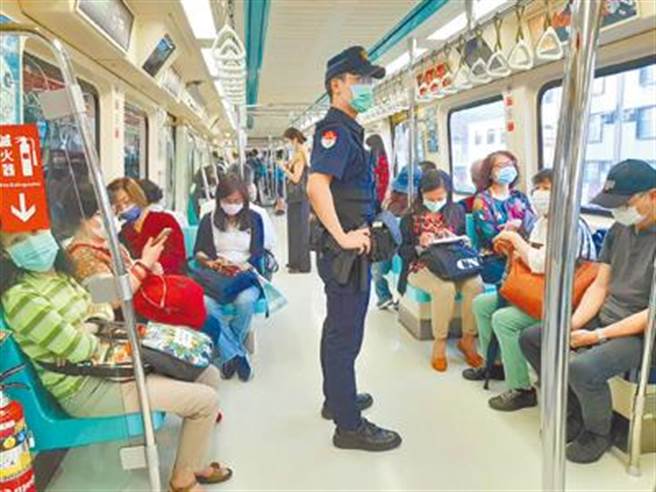 捷運警察在車廂內廵邏。(本報資料照片)