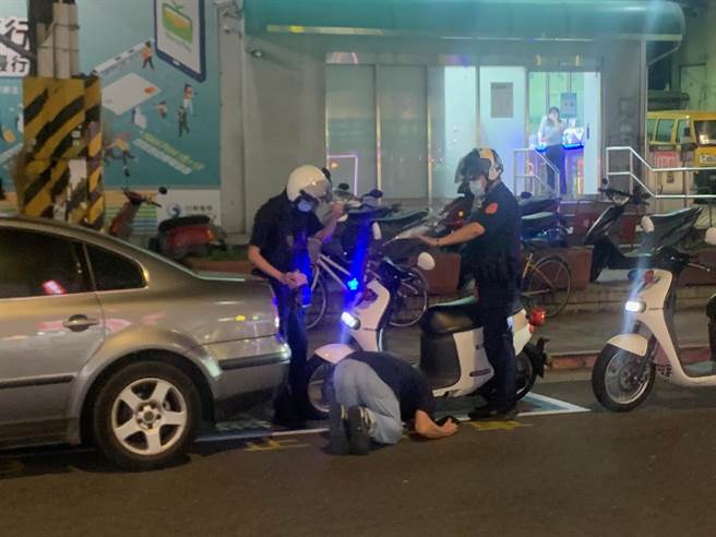 北市士林警分局同仁向警方下跪道歉，民眾見狀一度以為是員警強逼民眾下跪，但督察組調查後表示並無疏失。（圖／民眾提供）