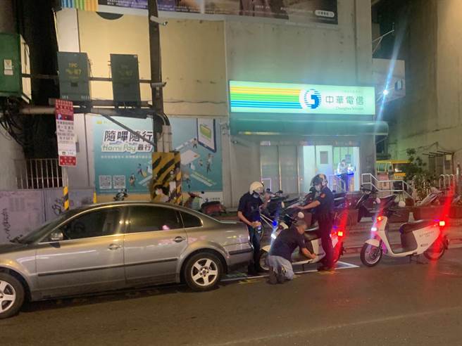 林姓駕駛倒車進入卸貨停車格，但因禁停時段是下午4點到隔天9點，員警按喇叭示意駕駛離開，雙方卻發生碰撞。（圖／民眾提供）