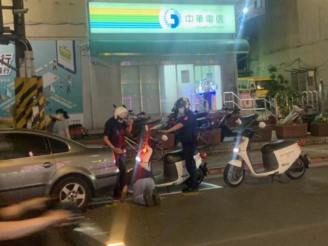 林姓駕駛分別向2名員警以「土下座」方式下跪磕頭，警方詢問是否有需要協助的地方，督察組表示整個過程並無疏失。（圖／民眾提供）