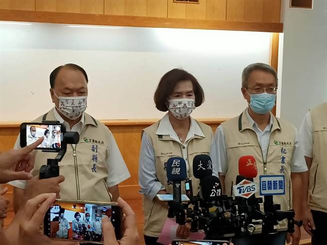 宜兰县长林姿妙13日上午宣布，宜兰县管风景区、八大行业即日起暂停开放营业。（胡健森摄）