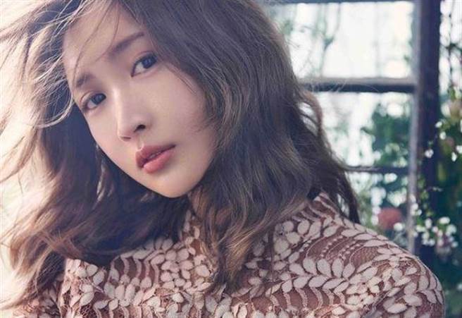 纱荣子拥有童顏火辣身材。(图/翻摄自IG)