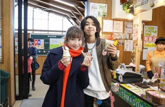 纱荣子和YOSHI去年曾传出恋情。(图/翻摄自IG)