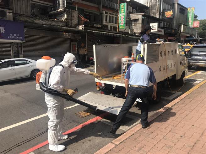 环保局今天上午9点动员10名清洁人员在巴赛隆纳社区附近进行消毒作业。（陈彩玲摄）