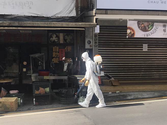 环保局今天上午9点动员10名清洁人员在巴赛隆纳社区附近进行消毒作业。（陈彩玲摄）