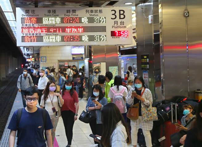 台铁故障列车车轮上驮架迴送，13日5点38分松山与台北站间东正线发生1轴出轨，改採单线双向通车。台北火车站列车资讯显示误点40至50分钟，让月台上的民眾苦等。（陈君玮摄）