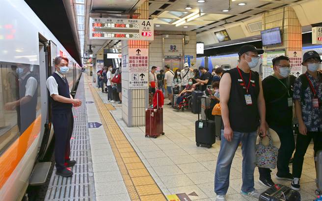 台铁故障列车车轮上驮架迴送，13日5点38分松山与台北站间东正线发生1轴出轨，改採单线双向通车。台北火车站列车资讯显示误点40至50分钟，让月台上的民眾苦等。（陈君玮摄）