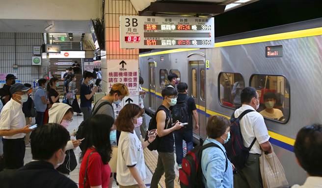 台铁故障列车车轮上驮架迴送，13日5点38分松山与台北站间东正线发生1轴出轨，改採单线双向通车。台北火车站列车资讯显示误点40至50分钟，让月台上的民眾苦等。（陈君玮摄）