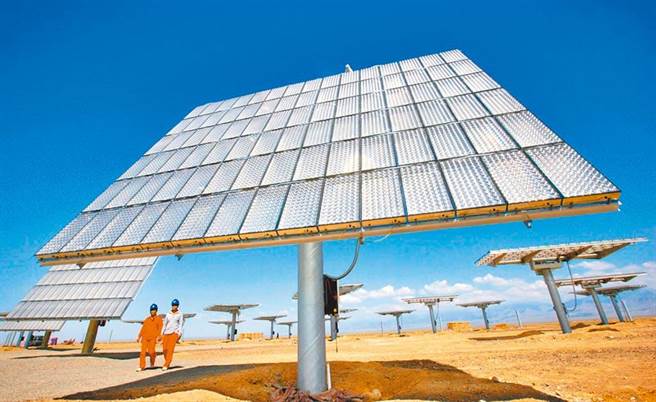 图为新疆哈密石城子太阳能园区。（新华社）
