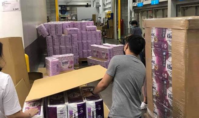 本土個案激增，民眾狂搶衛生紙，工作人員補貨補到滿頭大汗。(圖／Costco好市多 商品經驗老實說)