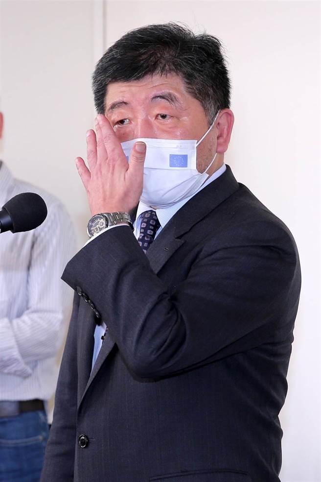 卫福部长陈时中今（13）日表示，现在还没有谈到封城，不过升为3级可能性降低。（图／黄世麒摄）