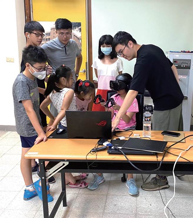 台北科技大学互动系学生以新兴科技，结合马祖在地观光行销，并于当地国中小导入数位学习工具。(北科大提供／李侑珊台北传真)