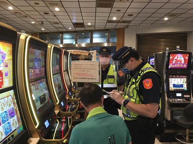 大雅分局凌晨前往轄區娛樂場所宣導「實聯制」等防疫措施。（大雅分局提供／王文吉台中傳真）