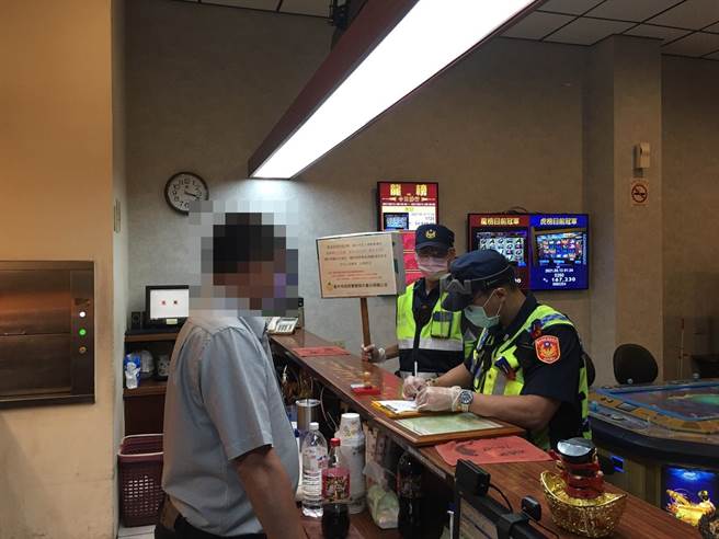 大雅分局員警檢查娛樂場所業者是否符合防疫規定，呼籲店家莫忽視疫情嚴重性。（大雅分局提供／王文吉台中傳真）