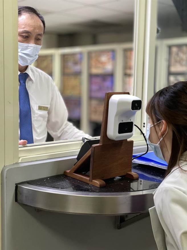 提高防疫层级，礁溪长荣凤凰酒店除实施实联制，并增设AI智慧测温仪监测员工健康状况。（图／礁溪长荣凤凰酒店）