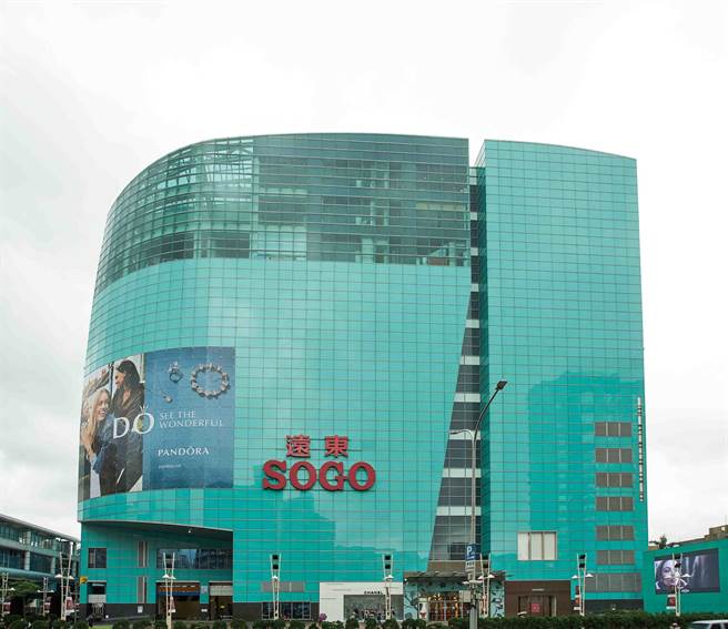 远东SOGO復兴馆昨（12日）因接获台北市卫生局通知，可能有染疫者进入店，基于对消费者的保护，提早于16时30分闭店，主动先进行全面环境清洁消毒。（郭家崴传真）