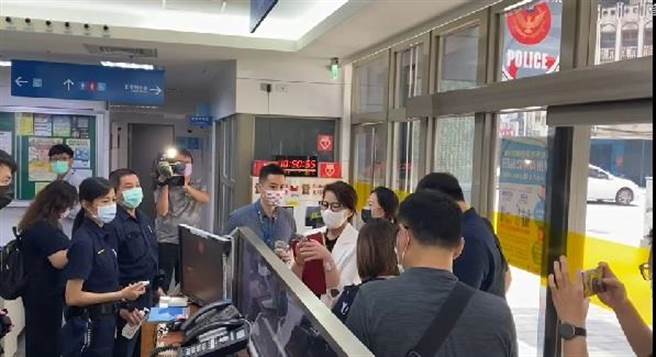 黃珊珊前往萬華分局研議防制作為。（陳鴻偉翻攝）