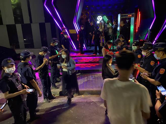 台中市警察局第四分局规划临检，若发现有业者未设簿登录入内消费顾客的姓名、电话及未佩带口罩，将会立即劝导。（警方提供）