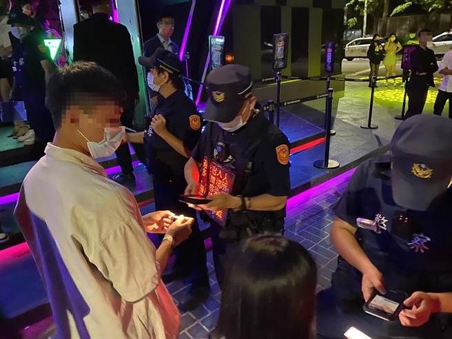 台中市警察局第四分局规划临检，若发现有业者未设簿登录入内消费顾客的姓名、电话及未佩带口罩，将会立即劝导。（警方提供）