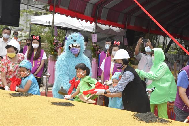 彰化縣花壇鄉公所自籌約1億9144萬辦理「花壇鄉立聯合幼兒園暨藝文館興建工程」，13日動土典禮。（吳敏菁攝）