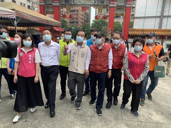 新北市長侯友宜今上午至中和區視察消毒情形。（王揚傑攝）