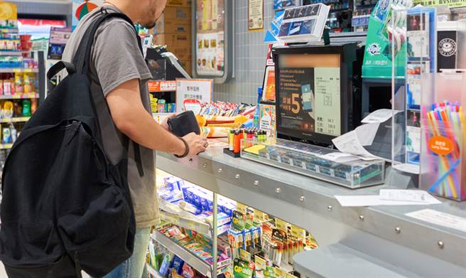 有网友发现，在同一个路口，竟然有2间超商「网内互打」，奇特景象让他百思不得其解。（示意图／达志影像）