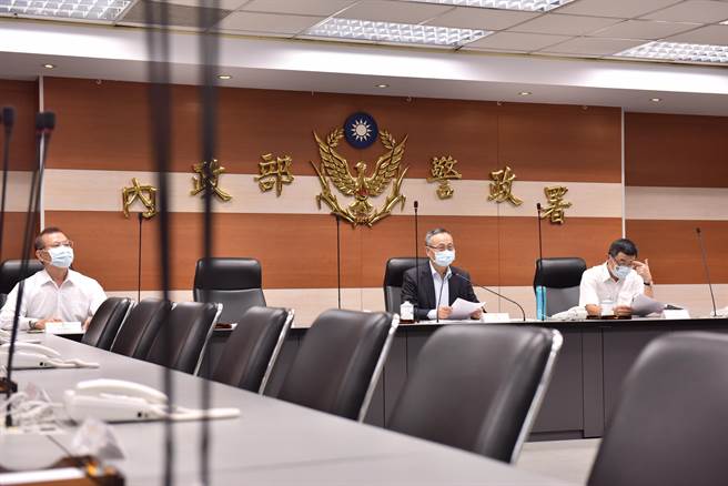 警政署長陳家欽（中）召開視訊會議，向全國警察機關首長，宣達防疫升溫後，警察因應與自我防衛的作為。（警方提供）