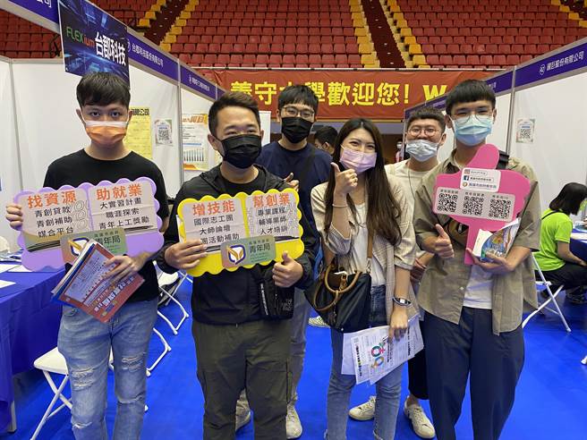 防疫升级，求职活动与就博会陆续停办，高市青年局特与人力银行合作开办「就业雄青专区」，让青年宅在家也能找到在地优质职缺；图为今年四月义守大学校园徵才博览会，青年局前往业务宣导。 （高市青年局提供／柯宗纬高雄传真）