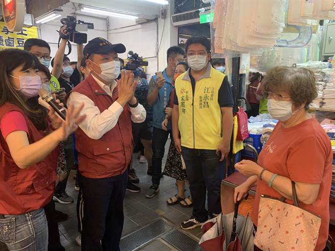 新北市长侯友宜今上午视察中和枋寮公有市场。（王扬杰摄）