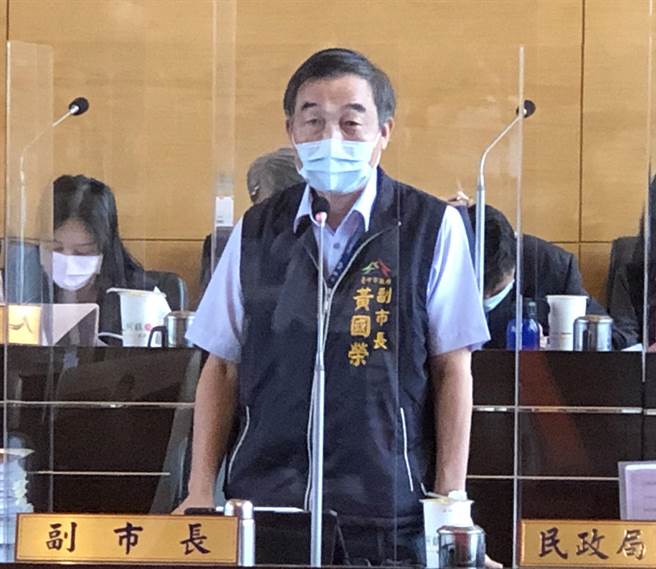 黄国荣表示，议员不应曲解他的意思，卫生局是鼓励防疫人员要儘快施打。（陈世宗摄）