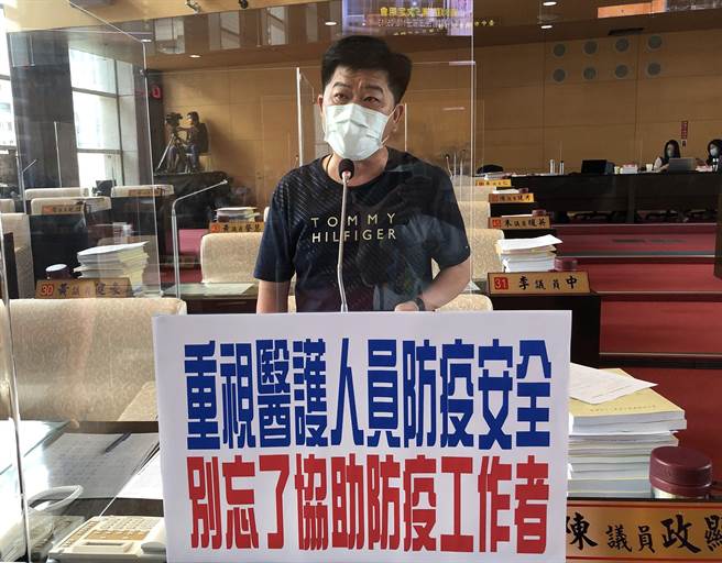 国民党市议员陈政显质询说，施打疫苗就像流感疫苗一样，政府可以鼓励施打，但不能强制去做。（陈世宗摄）