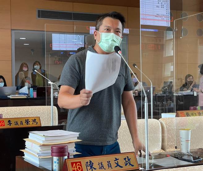 市议员陈文政今天质询时，痛批疫苗要地方自己想办法，那要「指挥中心何用」？（陈世宗摄）
