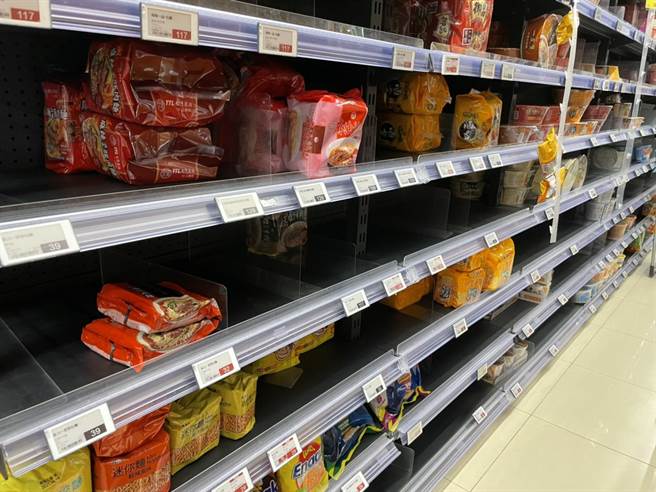 全联泡麵、卫生纸、罐头、蛋今仍有空货架，但抢购状况已趋缓。（郭家崴摄）