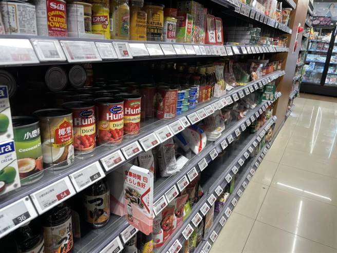 全联泡麵、卫生纸、罐头、蛋今仍有空货架，但抢购状况已趋缓。（郭家崴摄）