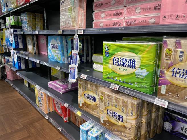 全联泡麵、卫生纸、罐头、蛋今仍有空货架，但抢购状况已趋缓。（郭家崴摄）