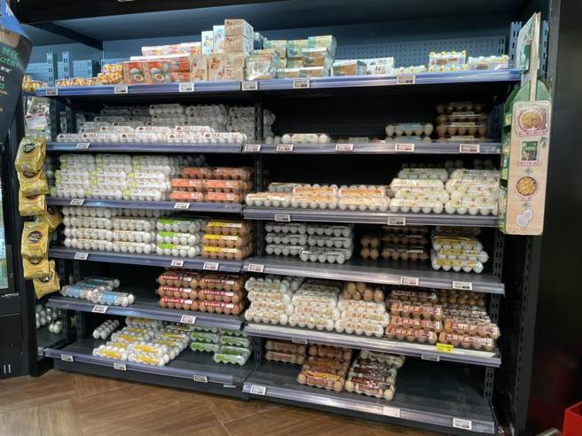 全联泡麵、卫生纸、罐头、蛋今仍有空货架，但抢购状况已趋缓。（郭家崴摄）