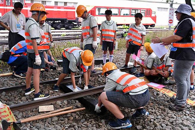 合力进行枕木更换。（旅游经提供）