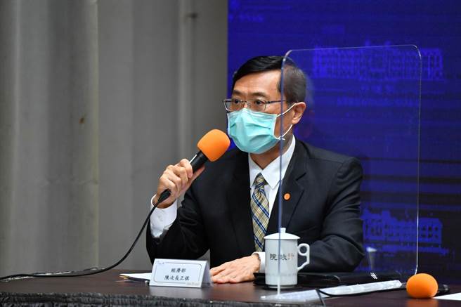 经济部次长陈正祺表示，防疫口罩8亿片库存，防疫酒精有超过70万瓶，相关物资库存充足，供应无虞。（行政院提供）