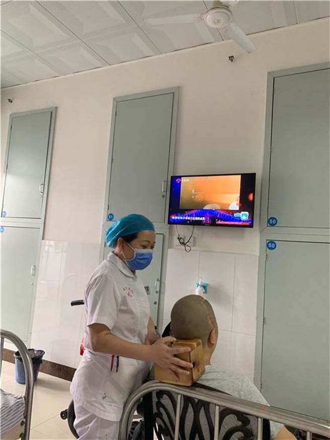 一名大陆男子因车祸沉睡4年后甦醒 ，但记忆缺失一度误认妻子18岁。(摘自潇湘晨报)