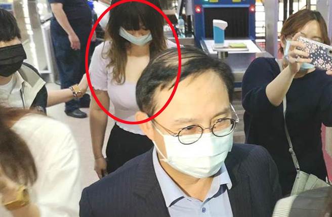永大機電內線交易案，一名身材姣好女子現身北檢，格外吸睛。（中時資料照 黃捷攝）