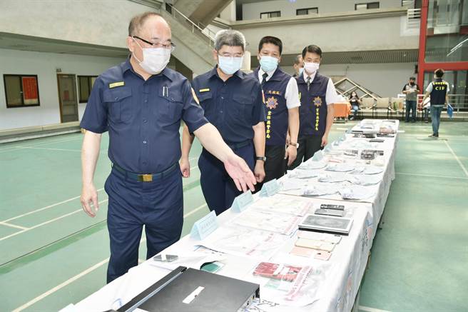 云林县警方5月期间出动警力276名扫荡黑帮，临检辖内62个黑帮经营的聚合处所，针对影响治安的帮派组合成员、聚眾斗殴、暴力犯罪、非法枪械、毒品、诈欺等指标案件进行查缉，破获诈欺犯罪组织集团34人，拘提60多人，查扣现金90万元。（周丽兰摄）