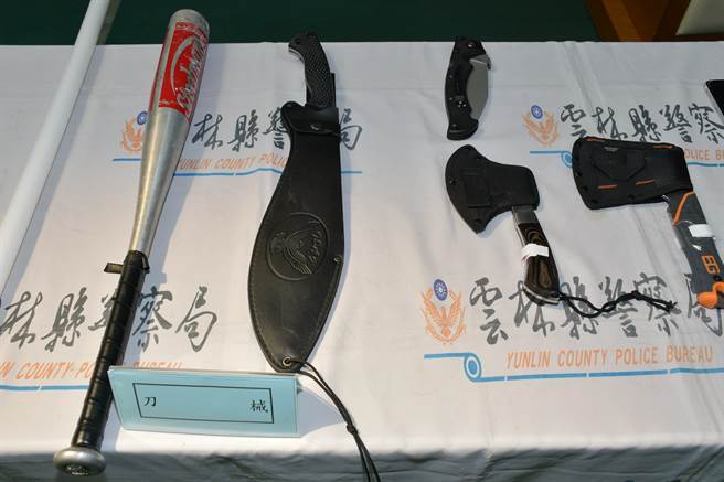云林县警局查扣的2把斧头、1支折迭刀、借据、本票、帐册等证物。（周丽兰摄）