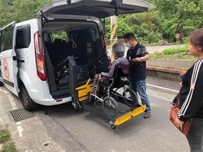 台中市推动长期照顾2.0交通接送服务，今年规划建置「台中市长照交通服务整合资讯系统」，民眾将透过「台中市长照即时通APP」预约长照交通车。（台中市卫生局提供／张妍溱台中传真）