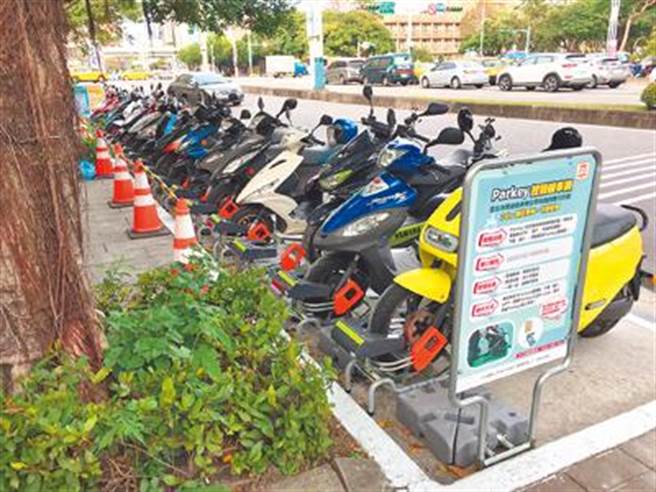 北市试办智慧机车锁加多元缴费功能，避免一位多车乱象，也可搜集停车资讯连结，停车找车位都更省时。。（本报资料照片）