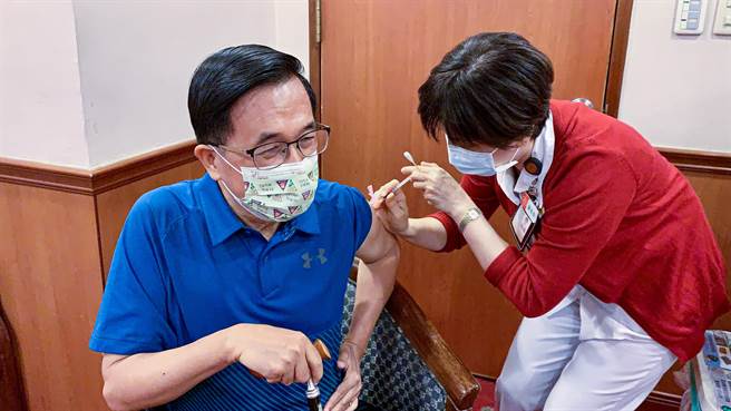 前總統陳水扁13日下午前往高雄長庚醫院施打疫苗。（高雄長庚提供／袁庭堯高雄傳真）