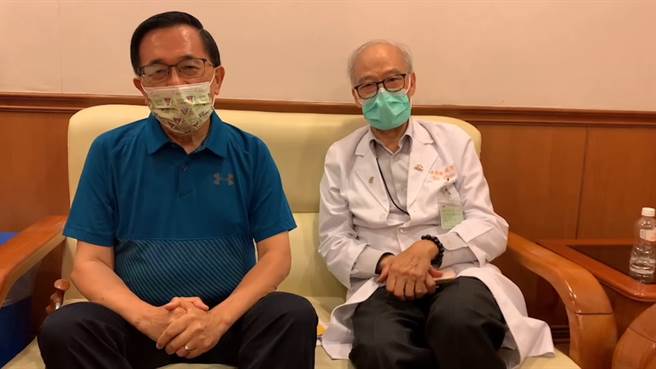 主治醫師、副院長陳順勝（右）表示，陳前總統是全民防疫最佳典範。（高雄長庚提供／袁庭堯高雄傳真）