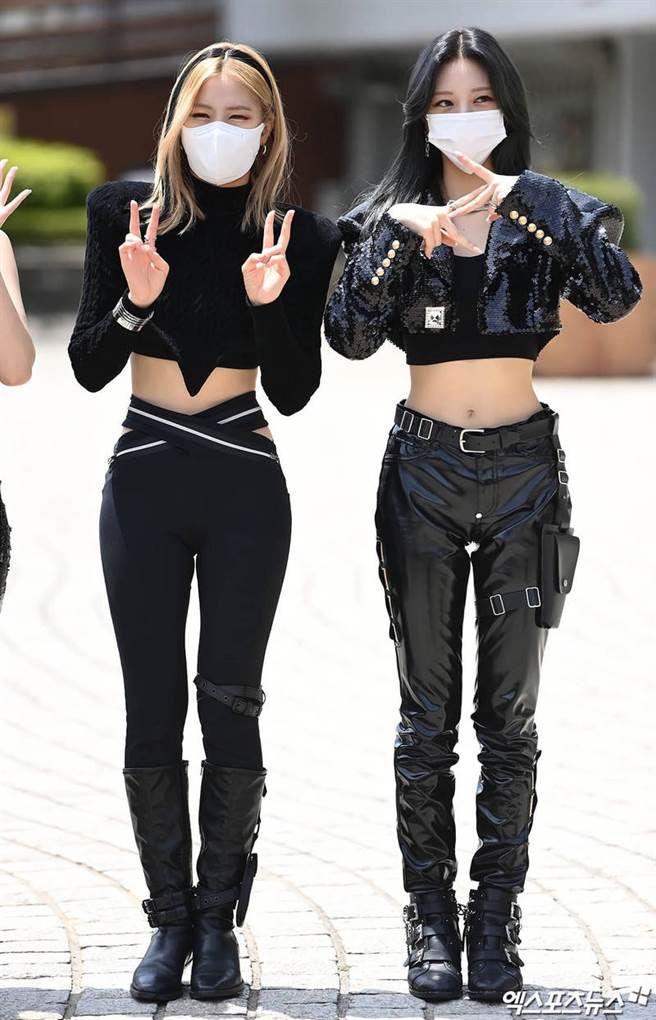 站在有娜身旁的留真也同样拥有逆天身材。(图/翻摄自韩网)